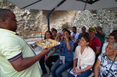 Caravana Escola de Profetas 2013 – Pr. Luciano Tinoco ministrando a Santa Ceia no Jardim do Túmulo – Jerusalém